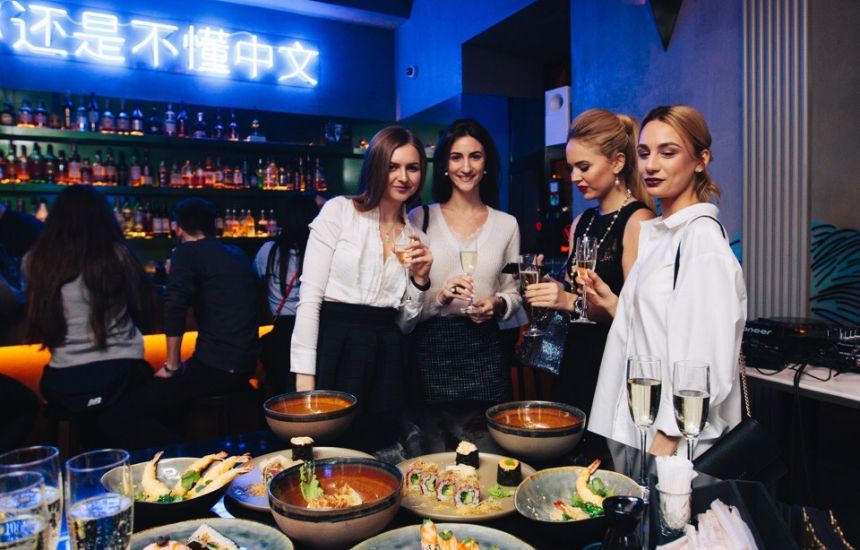 На месте гастробара&nbsp;Clouds открылся азиатский бар.&nbsp;В своём меню команда Tsunami сделала акцент на суши никкей, ставшие трендом по всему миру.&nbsp;Все соусы в Tsunami делают самостоятельно из натуральных, домашних ингредиентов.&nbsp;Обширная барная карта включает в себя как фирменные коктейли с эксцентричной подачей, так и традиционные азиатские напитки.&nbsp;