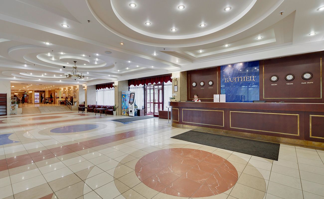 В хорошую летнюю погоду особенно приятно отдыхать на берегу Финского залива в зоне с хорошим воздухом и приятными соседями. И такие места есть в курортном районе Санкт-Петербурга: пансионаты «Балтиец» и «Буревестник». Правда теперь их называют и отелями и гостиницами, но суть от этого не меняется. В советское время эти места были лакомым кусочком не только для петербуржцев, но и жителей всей России.