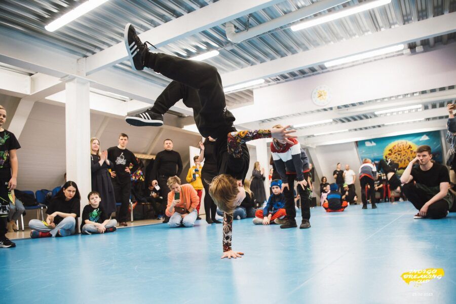 Освоить уличный хип-хоп, избавиться от скованности и стеснения, научиться чувствовать музыку, развить гибкость и стать настоящей звездой танцпола — 15 танцевальных студий для детей в Петербурге, где есть опытные и талантливые хореографы, уютная атмосфера и индивидуальный подход. От современного и энергичного брейк-данса до изящного и грациозного классического балета.