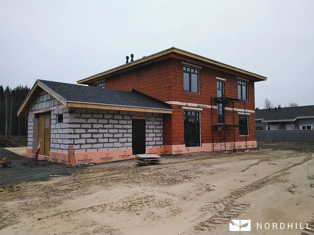 Кирпичный коттедж бюро NORDHILL на завершающей стадии строительства в Карелии