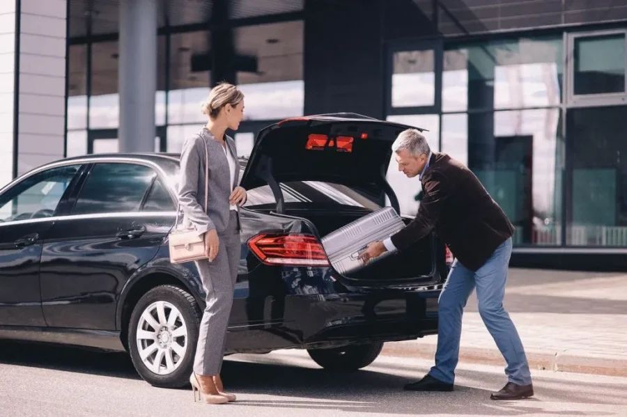 Премиальный автомобиль i'way с водителем у входа в аэропорт Пулково