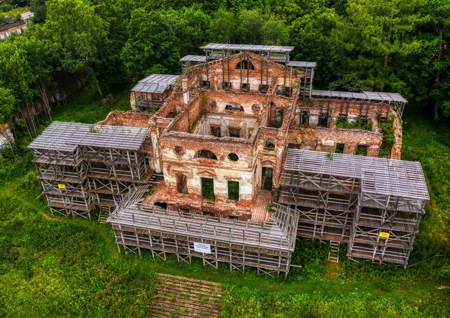 Руины Ропшинского дворца Романовых с разрушенными стенами