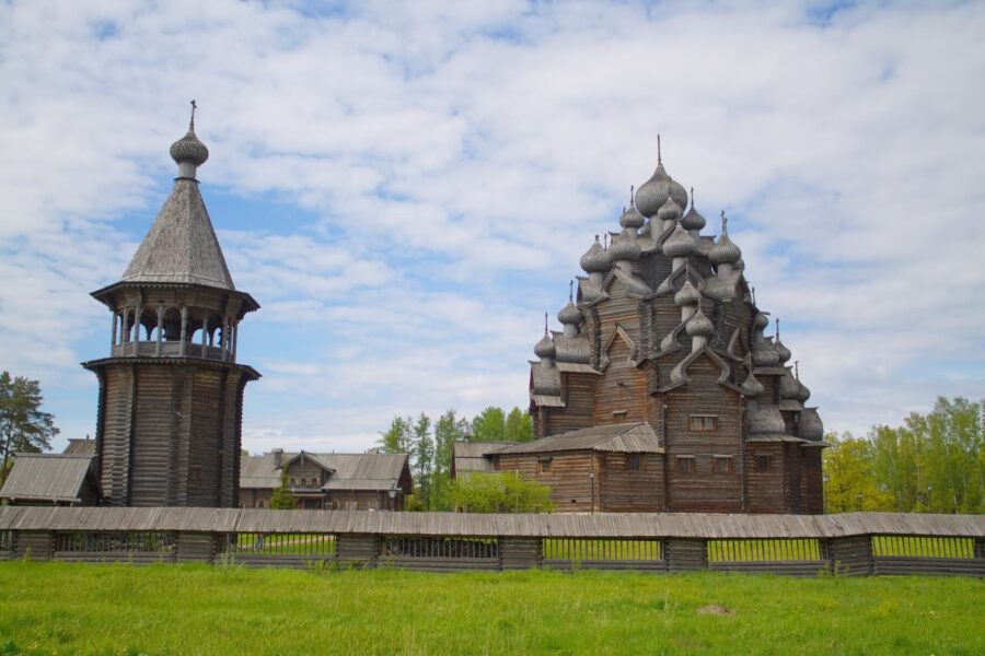 В Невском лесопарке: Покровский собор с 25 куполами без гвоздя, часовня XVIII–XIX вв. и другие реконструкции деревянного зодчества Севера.