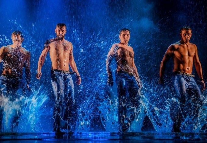 u0428u043eu0443 u043fu043eu0434 u0434u043eu0436u0434u0435u043c u00abu041fu0440u0438u0437u043du0430u043du0438u0435 u0432 u043bu044eu0431u0432u0438u00bb