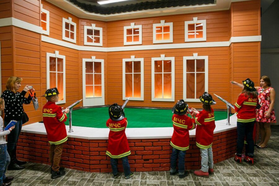 Дети играют в доктора в интерактивном центре КидБург в Санкт-Петербурге