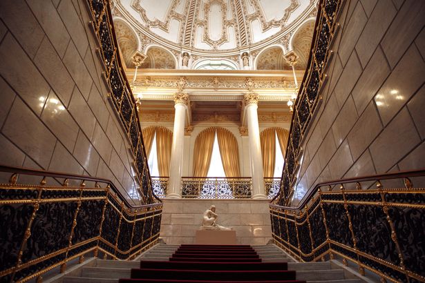 Сегодня, 4 апреля, начиная с 13:00, в честь прихода настоящей весны петербурженкам раздадут 1000 роз. Для того чтобы получить в подарок розу, достаточно улыбнуться.