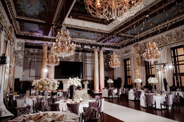 В вашей жизни произошло радостное событие, и вы хотите отметить его с размахом? Нет ничего проще. В Северной столице можно найти банкетный зал в любом стиле и на любой вкус. В каждом случае обслуживание будет на высшем уровне. Питер Online предлагает топ-15 лучших банкетных залов в городе на Неве.