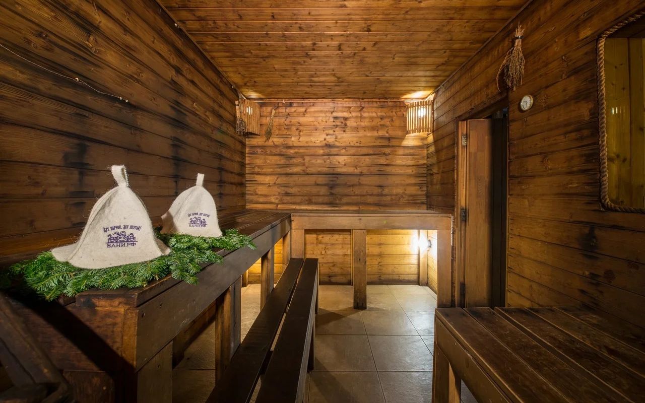 Общественная банька, в которой работает русская парная, турецкий хаммам, джакузи, парилки. После прогрева костей ныряйте в большой бассейн. Он ждет вас на открытом воздухе. Чтобы как следует попариться, покупайте в «‎Смольнинских банях» березовые, дубовые и эвкалиптовые веники.