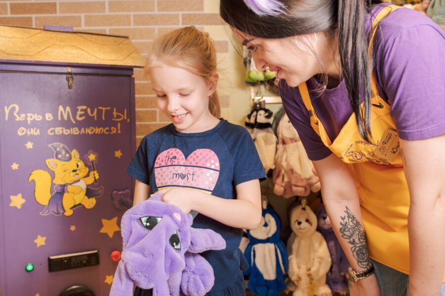 От создания фигурок из глины до изучения робототехники, от мастерства в живописи до секретов кулинарии – в городе на Неве дети могут погрузиться в увлекательный мир мастер-классов по самым разным направлениям, интересам и возрастам. Питер Online собрал 30 мастер-классов для детей в Санкт-Петербурге, которые не только помогут развить и раскрыть творческие способности, но и приобрести новые навыки, а главное – весело провести время и получить массу положительных эмоций.