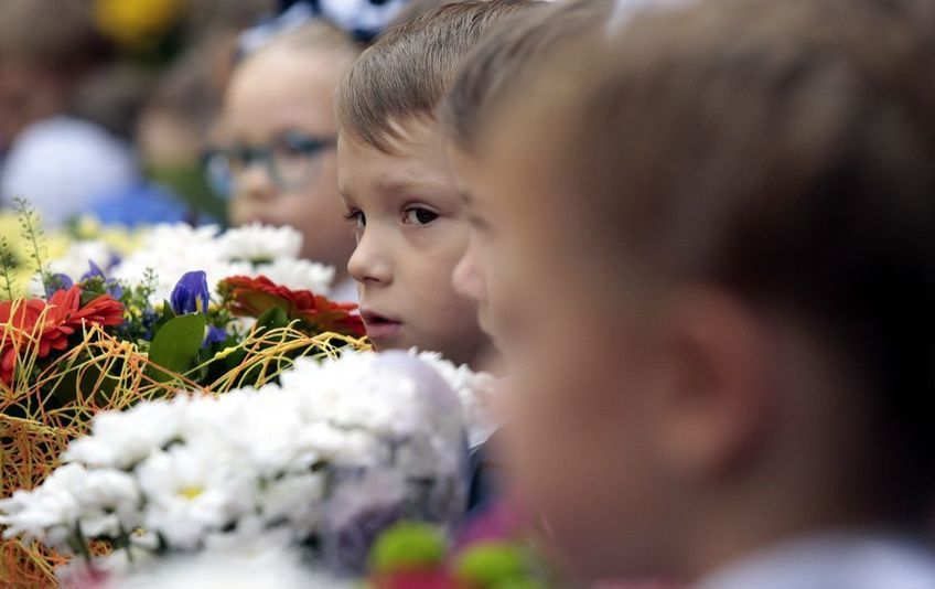 1 сентября школы и детские сады города примут воспитанников в своих стенах, с соблюдением правил безопасности. Перед приходом детей, помещения помоют и продезинфицируют, проводить массовые мероприятия первое время не будут.