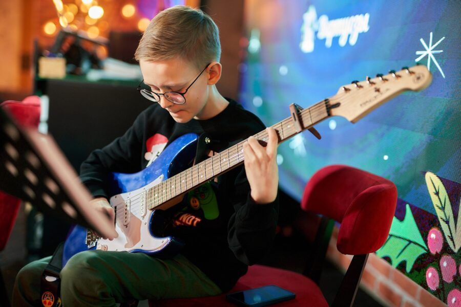 Освоить техники игры на гитаре, научиться исполнять любимые мелодии, импровизировать или стать настоящей суперзвездой. Питер Online собрал список детских школ в Петербурге, где обучают игре на гитаре и которые отличаются качественным и интересным обучением, талантливыми и опытными педагогами, дружеской атмосферой и индивидуальным подходом к каждому молодому гитаристу.