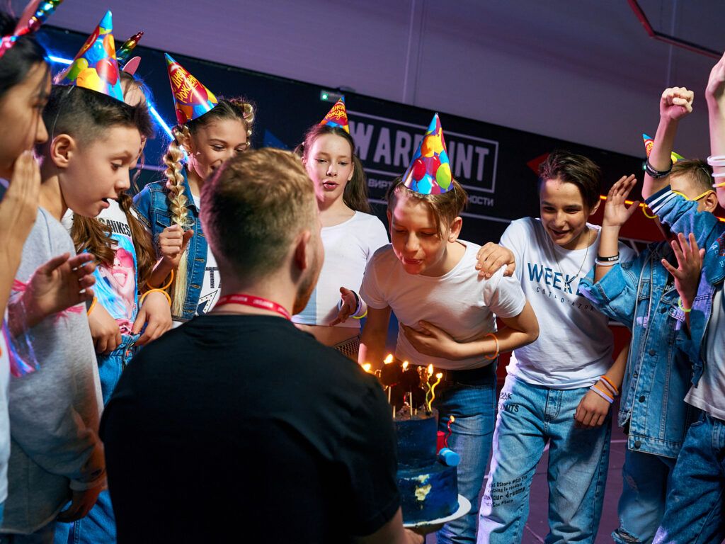 В Санкт-Петербурге есть место, где реальность и виртуальность сливаются воедино. Это WARPOINT — VR-арена, созданная для тех, кто готов принять вызов и окунуться в мир виртуального шутера. Здесь можно забыть обо всём на свете и полностью погрузиться в игру.