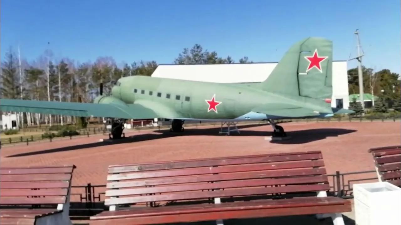 Транспортный самолёт Ли-2 на открытой площадке музея «Дорога жизни» в Осиновце