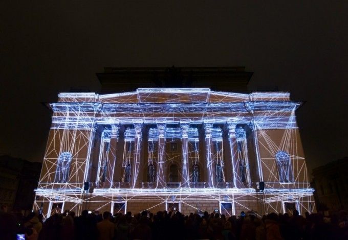 Если у вас не получилось посетить весенний фестиваль света, который проходил на площади Островского, то вам обязательно нужно это сделать в этот раз! Уникальное событие пройдёт 28-29 октября. Оно будет проходить на Исаакиевской площади. Петербуржцы и гости города увидят потрясающий 3D mapping и уникальные интерактивные световые решения. Весь ансамбль Исаакиевской площади будет задействован для мероприятия.
