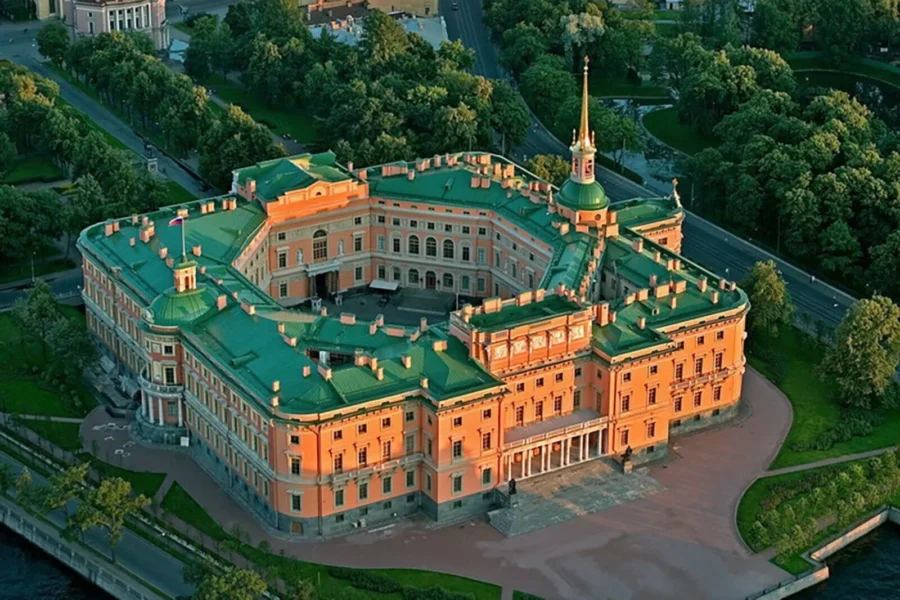 10% площади — вода, Троицкий мост спроектирован Эйфелем, коллекция Эрмитажа требует 8 лет — факты, меняющие взгляд на Петербург.
