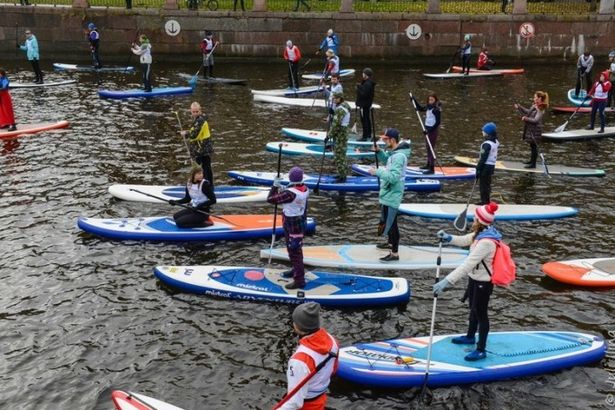 Такое мероприятие приурочено к закрытию к официальному закрытию sup-серфинга в Санкт-Петербурга, которое состоится 15 октября. Петербуржцы и гости города смогут увидеть спортсменов в самой разной одежде: костюмах для косплея, карнавальных костюмах и в одежде различных цветов. Спортсмены встанут на свои разноцветные доски, создадут огромную колонну и устроят настоящий парад для петербуржцев.