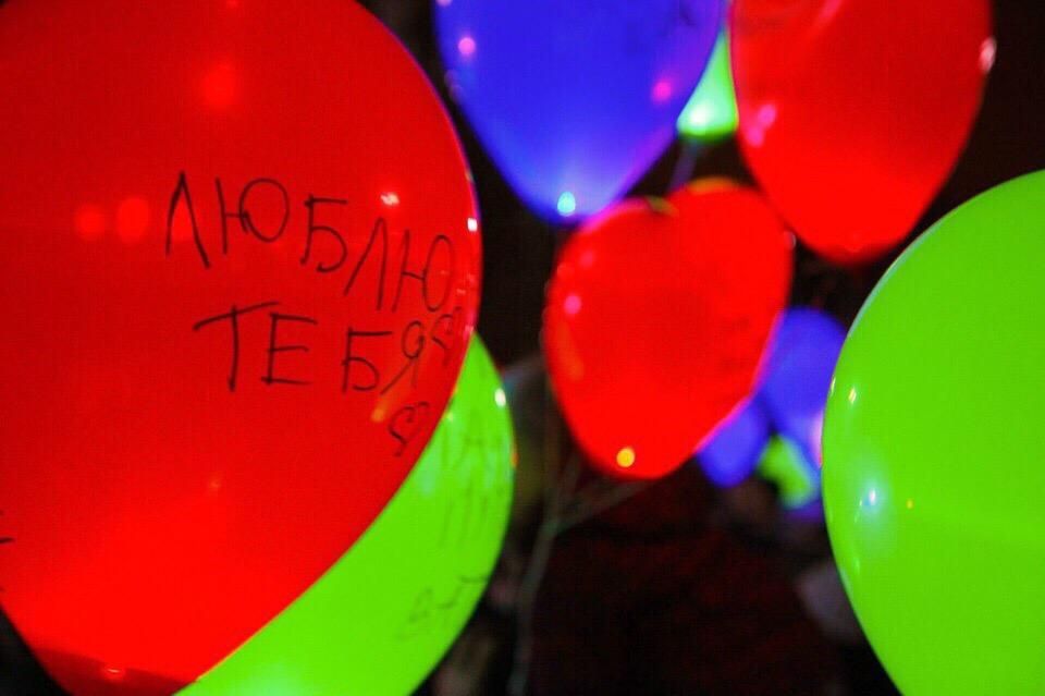 В течение трех дней 14, 15 и 16 февраля в парке Бабушкина можно будет отметить День всех влюбленных, поучаствовать в шоу-программе и запустить светящийся воздушный шарик в форме сердца, перед этим загадав желание. Все три дня на сцене будут выступать&nbsp;ведущие коллективы Петербурга с тематическими&nbsp;огненными и световыми представлениями, на по всей территории будет работать «Почта любви».