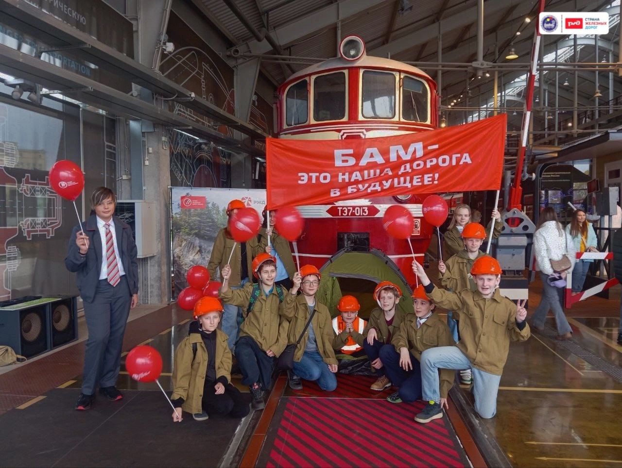 Малая Октябрьская детская железная дорога в Санкт-Петербурге — уникальное место, где дети могут познакомиться с профессиями железнодорожного транспорта и ощутить себя настоящими машинистами и проводниками. Основанная в 1948 году, эта детская железная дорога является одной из старейших в России и предлагает увлекательные поездки на поездах, управляемых юными железнодорожниками.