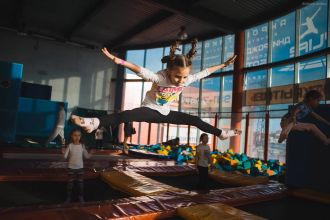 Skylife, GorillaPark и El Capitan с поролоновой ямой, ниндзя-полоса Activity Club, спелео-пещера «Выше радуги» — от 300 ₽ за сеанс.