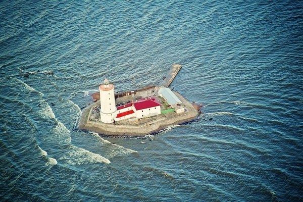 Суровые морские стражи пробивают свинцовый петербургский туман, указывая морякам дорогу, как путеводная звезда. Они окутаны интересными историями и даже боевой славой. Питер Online рассказывает, какие маяки стоит посетить в окрестностях Петербурга: