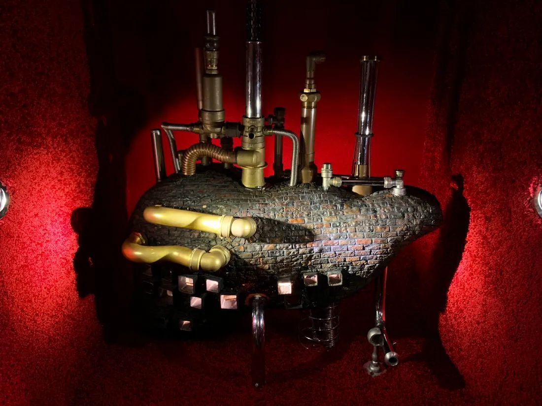 Хотите узнать, как устроено наше тело изнутри? Музей «Внутри человека» — это уникальное интерактивное пространство, где вы буквально можете «пройти» через ротовую полость, сердце, лёгкие и даже кишечник! Здесь интересно и детям, и взрослым: узнать о себе можно не только через факты, но и благодаря игривой, необычной атмосфере.