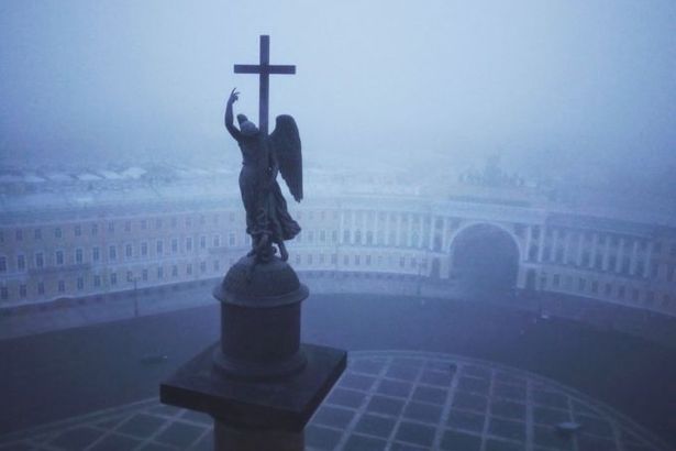 Санкт- Петербург один из немногих европейских городов, где погода может радикально меняться несколько раз в день. Наибольшее неудобство, конечно, вызывают плотные туманы. &nbsp;Видимость на дорогах может снижаться до одного метра.