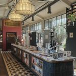 Откройте для себя 7 атмосферных книжных магазинов Петербурга — от легендарных «Подписных изданий» до букинистической «Академии». Места, где книги не просто продают, а создают особую литературную вселенную с характером и душой города.