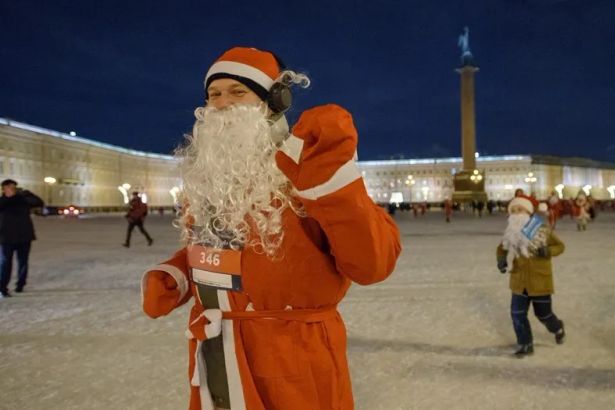 26 декабря в город приедет Дедушка Мороз из Великого Устюга. На Дворцовой площади волшебника будет ожидать невероятный флешмоб – сотни его двойников закружатся в масштабном танце под чарующие новогодние мелодии.