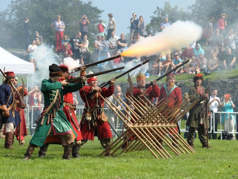 2 июня на Дворцовой площади Алексей Горшенев, группа "ПилОт, Афина и другие известные певцы и музыканты исполнят песни Высоцкого в честь его 80-летия в собственной трактовке. Прийти на концерт абсолютно бесплатно сможет любой желающий.