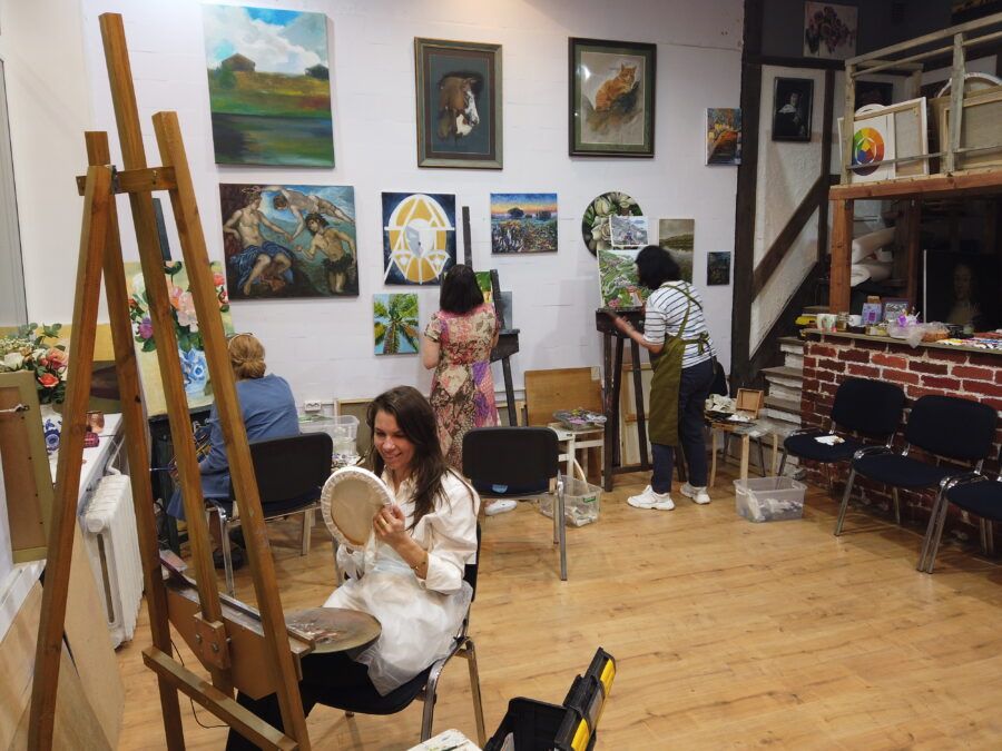 Мастер-класс по живописи в арт-студии Алексея Жукова: участники рисуют у мольбертов