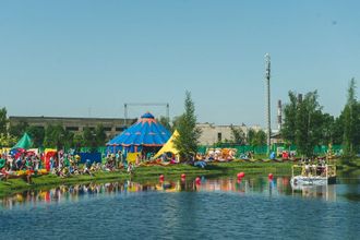 В Петербурге есть место, где каждый может не только устроить пикник на зеленой полянке и покормить белок с утками, но и научиться жонглировать и ходить на ходулях, попрыгать на батутах и посмотреть цирковые представления, почитать книги из библиотеки под открытым небом и рассмотреть причудливые арт-объекты.