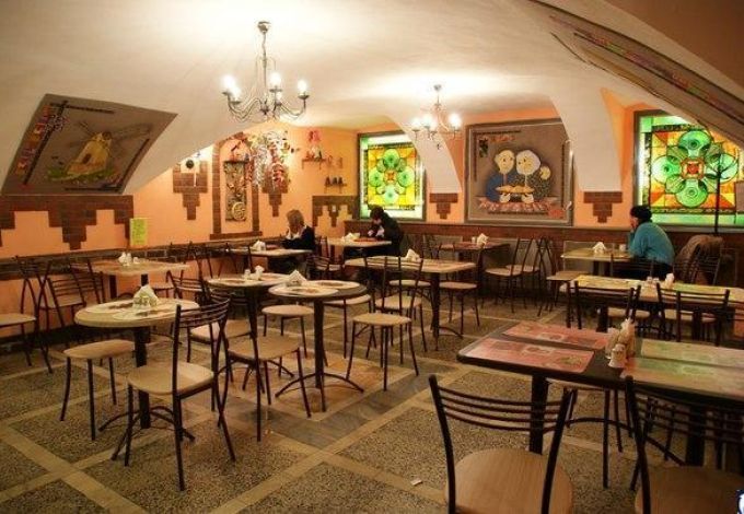 Уютный интерьер кафе Плюшкин дом с богатым ассортиментом домашней выпечки