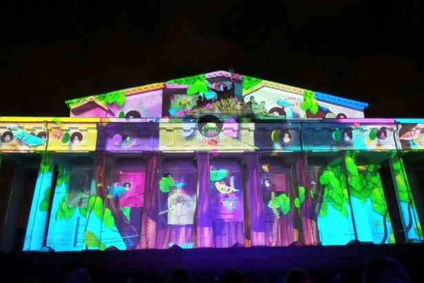 На Биржевой площади начинается грандиозное световое шоу "Весна прилетела!". Стрелка Васильевского острова по вечерам превратится в волшебную страну.