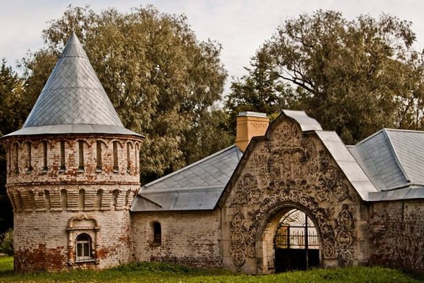 Место, переносящее путников во времена былин и сказок расположился в Царском селе. При том, что Феодоровский городок был построен аж в 1913 году, в нем есть и резные наличники и живописные башенки и даже мастерские национальных русских ремесел.&nbsp;