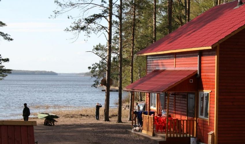 Деревянные коттеджи базы отдыха Зеленый мыс на берегу Вуоксы