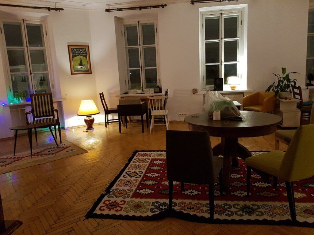 Вместо офиса и дома — комфортные и стильные рабочие пространства, где только вы, тишина и ноутбук. Ну и еще пара-тройка горящих дедлайнов, куда же без них. Питер Online составил подборку мест, где можно спокойно поработать, устроить совещания, провести занятия и подготовиться к экзаменам.