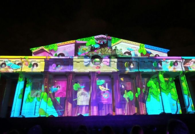 На Биржевой площади начинается грандиозное световое шоу "Весна прилетела!". Стрелка Васильевского острова по вечерам превратится в волшебную страну.