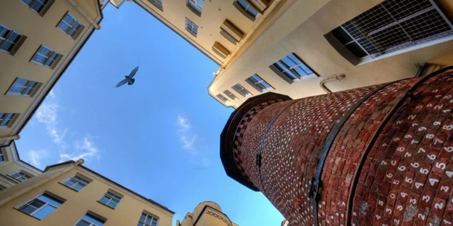 Башня Грифонов во дворе аптеки Пеля на Васильевском острове