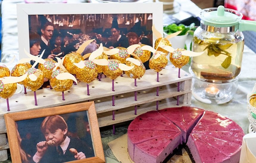 13 октября в Креативном пространстве ТКАЧИ на фестивале КиноКухня на один день соберутся ресторанчики, путешествуя между которыми можно попробовать блюда из кинолент разных времен на вкус. Еда, представленная на фестивале, будет повторять блюда из популярных фильмов, сериалов и мультфильмов.