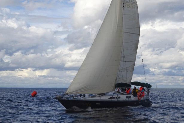 Огромные паруса, плеск волн и морской бриз — в Северной столице предлагают отметить летнюю погоду прогулкой по устью Невы и Финскому заливу, встретить огромные лайнеры и приобщиться к яхтингу. 10 часов прогулки по водным широтам близ Петербурга, на большой парусной яхте, с высадкой на форт Константин, обойдутся 3000 рублей с человека. Но, поверьте, это того стоит.&nbsp;