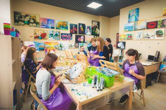 30 сентября стартует авторский курс&nbsp;«История костюма» от настоящего&nbsp;театрального художника&nbsp;по костюмам Антонины Алеевой.&nbsp;Профессиональная художница, выпускница Академии Художеств им. Репина, подготовила увлекательную программу из пяти занятий, где участники могут не только узнать историю, но и самостоятельно нарисовать эскизы.