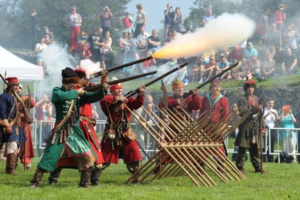 2 июня на Дворцовой площади Алексей Горшенев, группа "ПилОт, Афина и другие известные певцы и музыканты исполнят песни Высоцкого в честь его 80-летия в собственной трактовке. Прийти на концерт абсолютно бесплатно сможет любой желающий.
