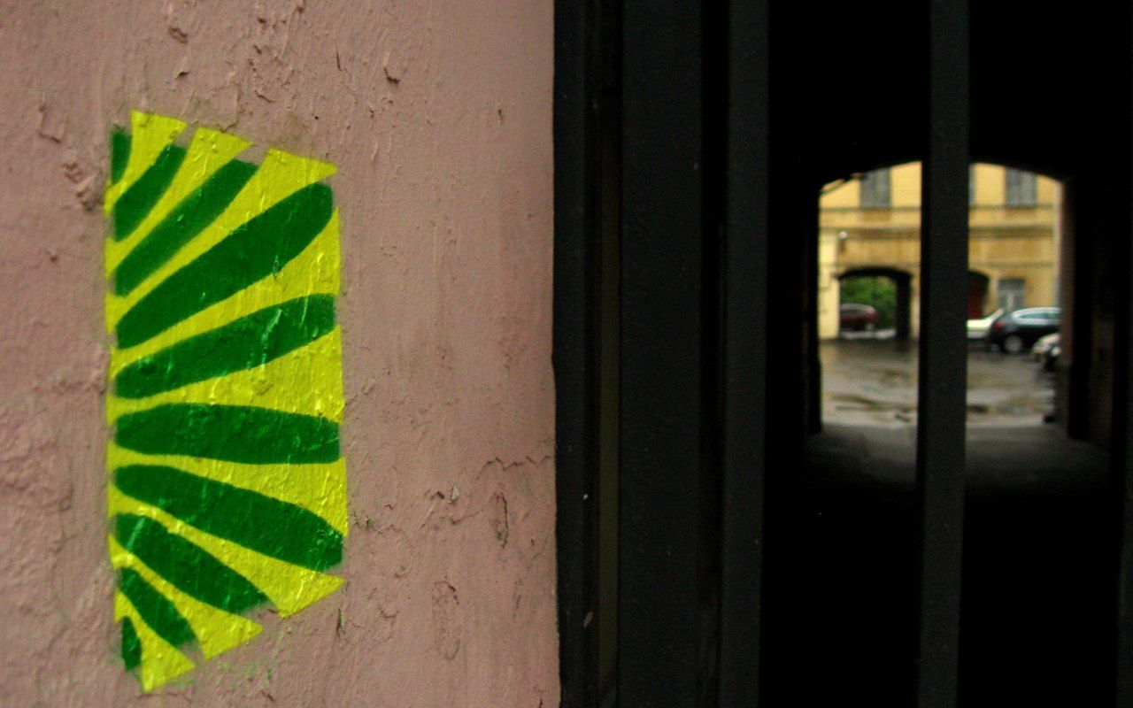 Порой так хочется «срезать» путь дворами, чтобы добраться быстрее или просто не толкаться на улицах в час пик, но останавливает одно — в питерских двориках можно легко заплутать. Теперь же на арках появились граффити «Путь», показывающие сквозные и тупиковые дворы. Рассказываем тонкости навигации: