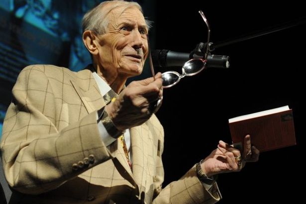 Автор всеми любимых душевных стихов, которые помнят наизусть сотни тысяч людей. Поэт, прозаик и сценарист, актёр и режиссёр. Кому незнакомы строки «Со мною вот что происходит: ко мне мой старый друг не ходит», «А снег идёт…»? 13 декабря в «Буквоеде» на Невском великий поэт проведёт тёплый душевный вечер со своими поклонниками.