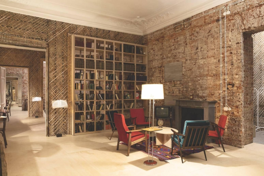 Музей Иосифа Бродского «Полторы комнаты», расположенный в центре Санкт-Петербурга на Литейном проспекте, является не просто культурным учреждением, а местом, где история и современность переплетаются, создавая неповторимую атмосферу.