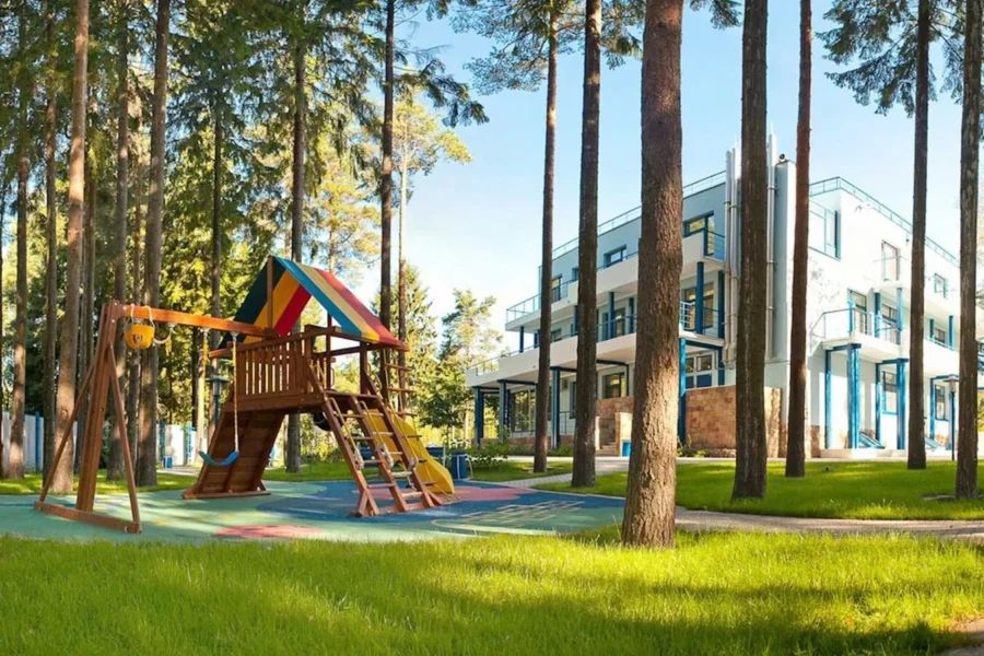 Экологичный курорт Гальярда с современными коттеджами в скандинавском стиле, панорамными окнами и видом на Копанское озеро в окружении соснового леса