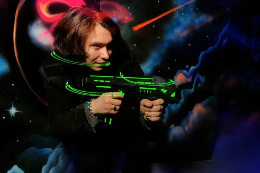 Организовать день рождения подростка — задача не из простых. Нужно угодить тинейджеру, впечатлить друзей и уложиться в бюджет. Собрали 19 проверенных мест Петербурга — от VR-арен до батутных парков.