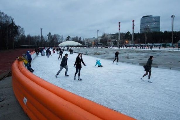 Самый большой петербургский каток под открытым небом, расположенный в Удельном парке, будет открыт для массовых катаний с приходом декабря.