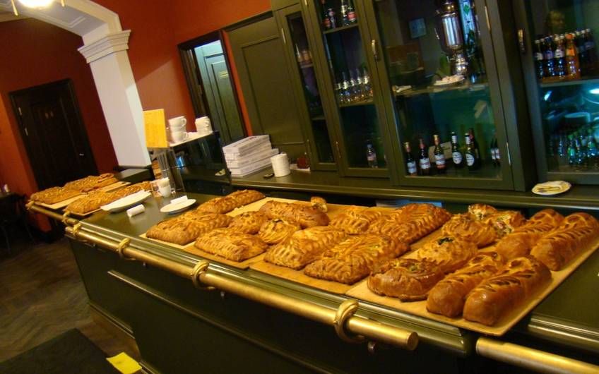 Разнообразие пирогов в пекарне Штолле с традиционными русскими начинками