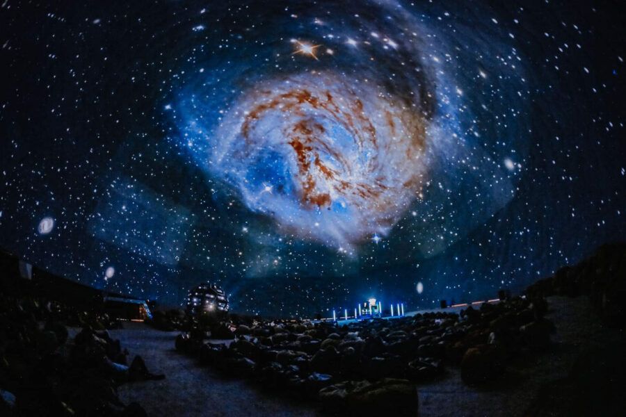 Огромный купол планетария №1 с проекцией космических тел и звездного неба, посетители на удобных лежаках